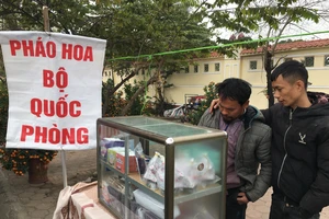 Pháo hoa “đại hạ giá” tràn ra vỉa hè