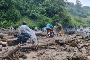 Mưa gây tê liệt nhiều cung đường tại Tây Bắc