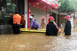 Chiến sĩ công an đội mưa đưa sản phụ chuyển dạ tới bệnh viện