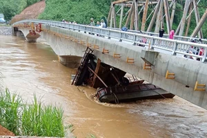 Tàu mắc kẹt dưới cầu Tô Mậu vẫn đang vô chủ