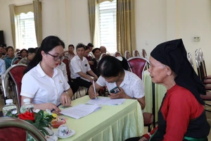 Bàn giao nhà và hỗ trợ tiền cho người dân Yên Bái bị ảnh hưởng bởi siêu bão Yagi 