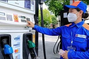 Điều chỉnh giá bán xăng dầu. Ảnh minh họa