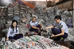 Cơ quan chức năng kiểm đếm hàng hóa vi phạm