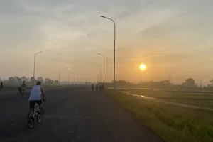 Hà Nội trưa nay 15-6 lên tới 35 độ C. Từ 5 giờ đã có nắng chói chang. Ảnh: PHÚC HẬU