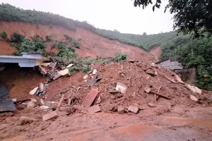 Khối đất sạt xuống vùi lấp ngôi nhà và nam sinh lớp 10. Ảnh: Yên Bái toàn cảnh