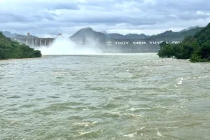 Thượng nguồn mưa lớn, hồ thủy điện Tuyên Quang mở 1 cửa xả đáy 