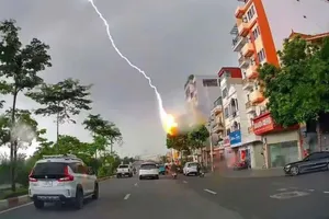 Hà Nội mưa to, sét nổ liên hồi, 1 phụ nữ tử vong