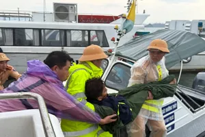 Vụ lật tàu du lịch trên vịnh Hạ Long: Cứu được 22 người, tìm thấy 18 thi thể