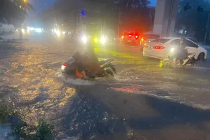 Mưa như trút ở Yên Nghĩa (Hà Nội)