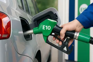 Từ ngày 1-8, nhiều cửa hàng xăng dầu tại TPHCM bắt đầu thí điểm bán xăng E10. Ảnh minh họa 