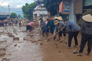 Người dân ở xã Sông Mã (tỉnh Sơn La) tập trung dọn dẹp sau khi lũ rút, ngày 2-8