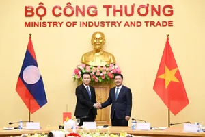 Bộ trưởng Bộ Công thương Việt Nam Nguyễn Hồng Diên (phải) gặp gỡ Bộ trưởng Bộ Công thương Lào Malaithong Kommasith tại Hà Nội ngày 4-8