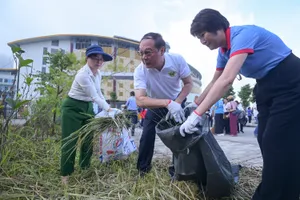 Phát động phong trào nhặt rác, bảo vệ môi trường