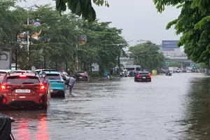 Hà Nội vẫn mưa, nước sông Đáy lên ngập cầu dân sinh