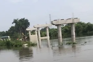 Phía Tây Hà Nội: Nước tràn bờ bao, nhiều tuyến đê gặp sự cố