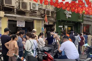 Người dân xếp hàng chờ mua bánh Trung thu tại một tiệm ở phố Huế (Hà Nội) sáng 17-9