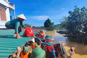 Lực lượng cứu hộ chia các mũi vận chuyển thực phẩm tới từng nhà bị cô lập ở xã Tiên Lục (tỉnh Bắc Ninh) 