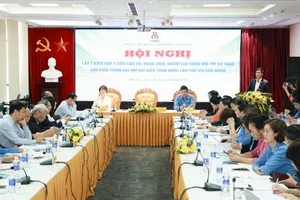 Công nhân và công đoàn đóng góp ý kiến vào dự thảo văn kiện Đại hội XIV của Đảng