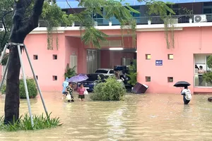Lũ vây Bệnh viện Trung ương Huế