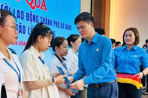 Công đoàn kịp thời chia sẻ và hỗ trợ người lao động bị thiệt hại do mưa lũ