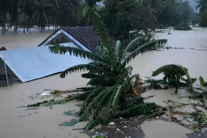 Nhiều nhà dân ở khu vực phía Đông tỉnh Đắk Lắk bị nước ngập lên tới mái nhà