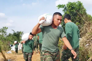 Sau mưa lũ, người dân miền Trung khẩn trương ứng phó bão số 15