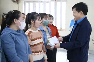 Ông Nguyễn Xuân Hùng, Phó Chủ tịch Tổng LĐLĐ Việt Nam trao quà cho người lao động bị ảnh hưởng bởi mưa lũ tại tỉnh Quảng Trị. Ảnh: HƯNG THƠ - LĐLĐ TỈNH QUẢNG TRỊ