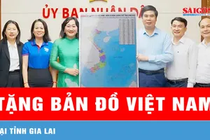 Báo SGGP trao tặng bản đồ Việt Nam tại tỉnh Gia Lai