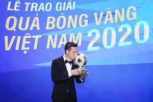 Văn Quyết hạnh phúc với danh hiệu Quả bóng vàng 2020.