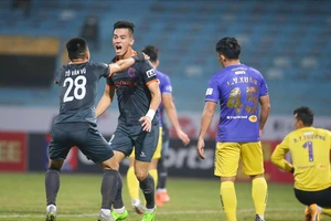 Hà Nội FC (phải) đã để thua cả 2 trận đầu mùa giải năm nay.