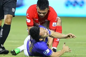 Tiền vệ Hùng Dũng gặp tai nạn kinh khủng trên sân cỏ. 