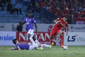 CLB Hà Nội (trái) gần như không còn cơ hội để tranh chấp ngôi vô địch ở mùa giải năm nay. Ảnh: MINH HOÀNG