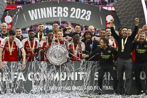 Canh bạc chuyển nhượng và mùa giải lịch sử của Arsenal 