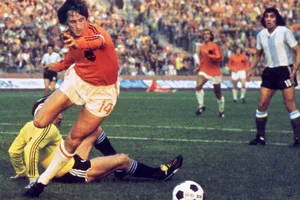 Cơn lốc màu cam rực rỡ: 50 năm qua, thế giới vẫn bị mê hoặc bởi bóng đá tổng lực