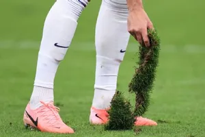 Nhật ký Euro: UEFA hứa cải thiện mặt sân Frankfurt. HLV Bỉ: “Lukaku có 1 bàn là mọi việc êm ngay”