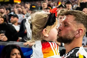 Tiền đạo Fulkurg là người đang tỏa sáng với 2 bàn thắng cho đội tuyển Đức. Bức ảnh đăng trên tờ BILD ghi lại khoảng khắc anh chia vui với cô con gái Emila của mình sai chiến thắng ở trận khai mạc. Tiền đạo này chia sẻ: "Tấm ảnh này sẽ ở lại với tôi mãi mãi"