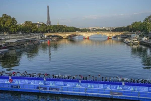 Lăng kính Paris 2024: Trên dòng sông Seine, có cả hoa lệ lẫn nỗi ám ảnh