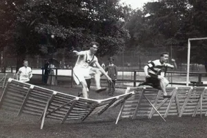 Trong Thế vận hội 1900, nội dung vượt rào 110 mét yêu cầu phải vượt qua các rào cản bằng gỗ thật.