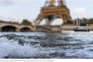 Nắng nóng ở Paris khiến làng Thế Vận thiếu máy lạnh. Sông Seine vẫn đục, không thể thi đấu