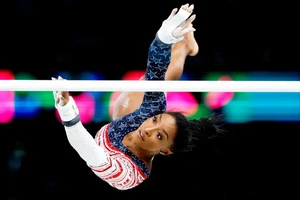 Simone Biles tham gia nội dung xà lệch ở trận chung kết đồng đội nữ.