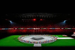 Kịch bản lễ bế mạc Olympic phải sửa 'nhiều' lần sau khai mạc gây tranh cãi