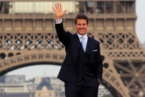 Thời trang Paris 2024 qua ảnh (Phần 2): Muôn kiểu xem Olympic của sao Hollywood. Chờ xem Tom Cruise có màn gây sốc tại lễ bế mạc 