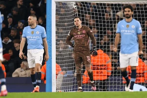 Man City: Sụp đổ vào phút chót, những sai lầm đắt giá