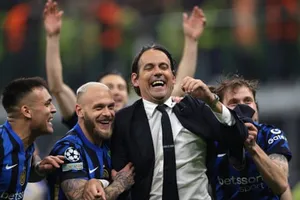 Bàn thắng phi thường của Acerbi tóm tắt tinh thần "Inter điên rồ"