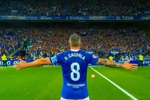 Ở tuổi 40, Santi Cazorla ghi bàn và cùng Real Oviedo thực hiện cuộc trở lại La Liga đầy lãng mạn