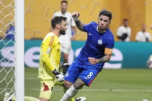 Chelsea's Enzo Fernández ăn mừng sau khi ghi bàn vào lưới Los Angeles FC. Ảnh: Brynn Anderson/AP