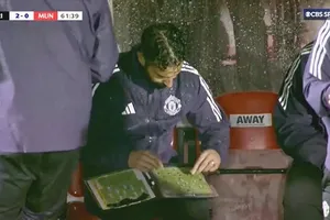 Hình ảnh ám ảnh của Ruben Amorim tóm tắt sự suy tàn của Man United