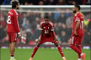 Liverpool: hàng thủ còn đau đầu hơn việc Isak và Salah 'tịt ngòi'