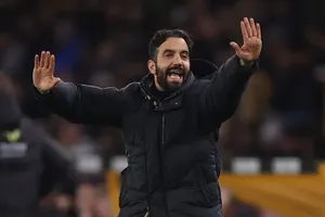 “Con lắc” Man United: Bước tiến nửa vời và bóng ma của thất bại