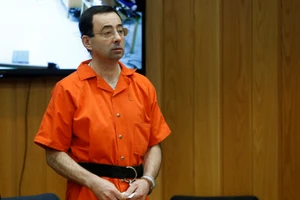 Larry Nassar trước tòa trong phiên điều trần tuyên án tại Tòa án Hạt Eaton ở Charlotte, Michigan, Mỹ, năm 2018. Ảnh: REUTERS